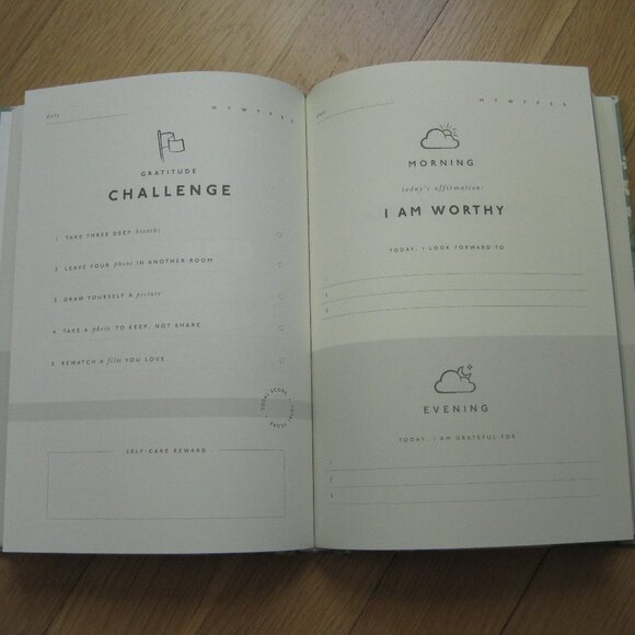 Anthropologie Papier Gratitude Hardcover Journal Daisies Green Pattern NEW - Picture 4 of 6